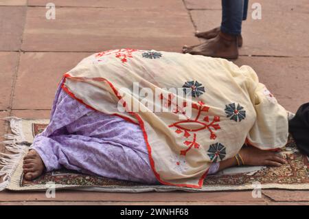 Meena Bazar, Inde. 07 janvier 2016. Mars, 1, 2024, Meena Bazar, Inde : une femme indienne musulmane prie pendant la prière de messe du vendredi. Des centaines de dévots se rassemblent à la mosquée Jama Masjid de delhi pour offrir des prières. Le 1er mars 2024. (Photo par Umer Qadir/ Eyepix Group/SIPA USA) crédit : SIPA USA/Alamy Live News Banque D'Images