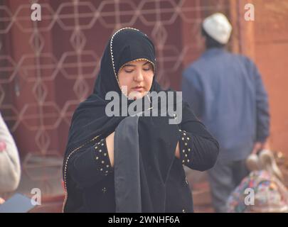 Meena Bazar, Inde. 01 mars 2024. Mars, 1, 2024, Meena Bazar, Inde : une femme indienne musulmane prie pendant la prière de messe du vendredi. Des centaines de dévots se rassemblent à la mosquée Jama Masjid de delhi pour offrir des prières. Le 1er mars 2024. (Photo par Umer Qadir/ Eyepix Group/SIPA USA) crédit : SIPA USA/Alamy Live News Banque D'Images