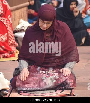 Meena Bazar, Inde. 01 mars 2024. Mars, 1, 2024, Meena Bazar, Inde : une femme indienne musulmane prie pendant la prière de messe du vendredi. Des centaines de dévots se rassemblent à la mosquée Jama Masjid de delhi pour offrir des prières. Le 1er mars 2024. (Photo par Umer Qadir/ Eyepix Group/SIPA USA) crédit : SIPA USA/Alamy Live News Banque D'Images