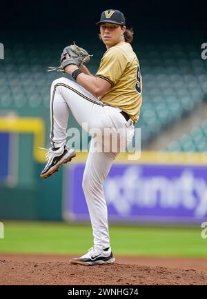 Houston, États-Unis. 02 mars 2024. BRYCE CUNNINGHAM (97), lanceur des Commodores de Vanderbilt, cherche à lancer un terrain pendant le match entre les Commodores de Vanderbilt et les Cougars de Houston au minute Maid Park le 2 mars 2024 à Houston, Texas. (Photo par : Jerome Hicks / SipaUSA) crédit : Sipa USA / Alamy Live News Banque D'Images