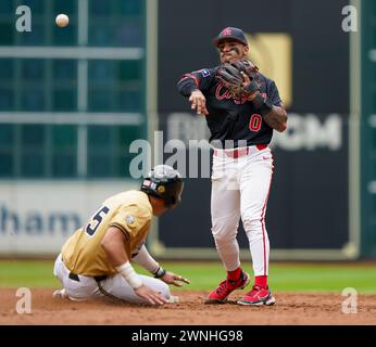 Houston, États-Unis. 02 mars 2024. HAROLD Coll (0), infidieur des Cougars de Houston, cherche à faire un lancer pendant le match entre les Commodores de Vanderbilt et les Cougars de Houston au minute Maid Park le 2 mars 2024 à Houston, Texas.(photo par : Jerome Hicks/ SipaUSA) crédit : Sipa USA/Alamy Live News Banque D'Images