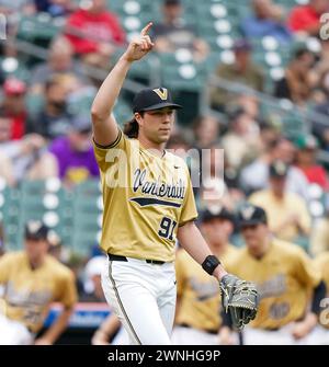 Houston, États-Unis. 02 mars 2024. BRYCE CUNNINGHAM (97), lanceur des Commodores de Vanderbilt, réagit après un flyball pendant le match entre les Commodores de Vanderbilt et les Cougars de Houston au minute Maid Park le 2 mars 2024 à Houston, Texas. (Photo par : Jerome Hicks / SipaUSA) crédit : Sipa USA / Alamy Live News Banque D'Images