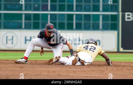 Houston, États-Unis. 02 mars 2024. L'utilitaire Vanderbilt Commodores RJ AUSTIN (42) vole la deuxième base pendant le match entre les Commodores de Vanderbilt et les Cougars de Houston au minute Maid Park le 2 mars 2024 à Houston, Texas. (Photo par : Jerome Hicks / SipaUSA) crédit : Sipa USA / Alamy Live News Banque D'Images