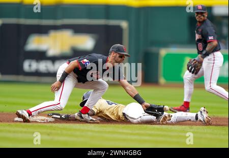 Houston, États-Unis. 02 mars 2024. L'utilitaire Vanderbilt Commodores RJ AUSTIN (42) vole la deuxième base pendant le match entre les Commodores de Vanderbilt et les Cougars de Houston au minute Maid Park le 2 mars 2024 à Houston, Texas. (Photo par : Jerome Hicks / SipaUSA) crédit : Sipa USA / Alamy Live News Banque D'Images