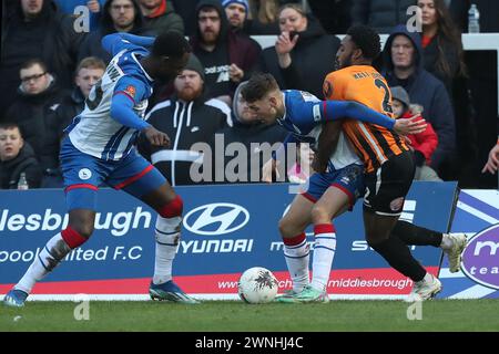 Joe Grey de Hartlepool United affronte Reece Hall-Johnson de Barnet lors du match de Vanarama National League entre Hartlepool United et Barnet au Victoria Park, Hartlepool, samedi 2 mars 2024. (Photo : Mark Fletcher | mi News) crédit : MI News & Sport /Alamy Live News Banque D'Images