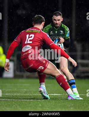 Galway, Irlande. 2 mars 2024. Andrew Smith de Connacht tente d'échapper à l'attaque d'Eddie James de Scarlets Credit : Don Soules/Alamy Live News Banque D'Images