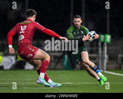 Galway, Irlande. 2 mars 2024. Andrew Smith de Connacht tente d'échapper à l'attaque d'Eddie James de Scarlets Credit : Don Soules/Alamy Live News Banque D'Images