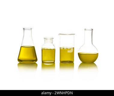 Verrerie de laboratoire avec liquide jaune isolé sur blanc Banque D'Images
