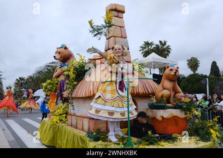 Nice, France. 2 mars 2024. Une actrice se produit lors du défilé de la bataille des fleurs lors du Carnaval de Nice 2024 à Nice, France, le 2 mars 2024. Le Carnaval de Nice 2024 se tient ici du 17 février au 3 mars sous le thème « le Roi de la culture pop ». Credit : Serge Haouzi/Xinhua/Alamy Live News Banque D'Images