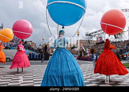 Nice, France. 2 mars 2024. Des actrices se produisent lors du Carnaval de Nice 2024 à Nice, France, le 2 mars 2024. Le Carnaval de Nice 2024 se tient ici du 17 février au 3 mars sous le thème « le Roi de la culture pop ». Credit : Serge Haouzi/Xinhua/Alamy Live News Banque D'Images