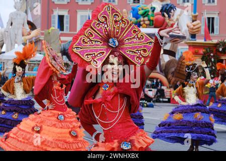 Nice, France. 2 mars 2024. Des actrices se produisent lors du Carnaval de Nice 2024 à Nice, France, le 2 mars 2024. Le Carnaval de Nice 2024 se tient ici du 17 février au 3 mars sous le thème « le Roi de la culture pop ». Credit : Serge Haouzi/Xinhua/Alamy Live News Banque D'Images