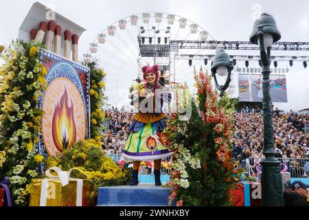 Nice, France. 2 mars 2024. Une actrice se produit lors du défilé de la bataille des fleurs lors du Carnaval de Nice 2024 à Nice, France, le 2 mars 2024. Le Carnaval de Nice 2024 se tient ici du 17 février au 3 mars sous le thème « le Roi de la culture pop ». Credit : Serge Haouzi/Xinhua/Alamy Live News Banque D'Images