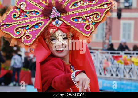 Nice, France. 2 mars 2024. Une actrice se produit lors du Carnaval de Nice 2024 à Nice, France, le 2 mars 2024. Le Carnaval de Nice 2024 se tient ici du 17 février au 3 mars sous le thème « le Roi de la culture pop ». Credit : Serge Haouzi/Xinhua/Alamy Live News Banque D'Images