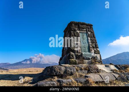 Observation de la prairie de Kusasenri en janvier. Parc national ASO Kuju. Préfecture de Kumamoto, Japon. Traduction sur pierre commémorative : visite de l'empereur Monum Banque D'Images