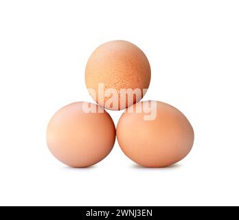 La vue de face de trois œufs de poule frais dans la pile est isolée sur fond blanc. Banque D'Images