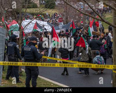 Washington, District de Columbia, États-Unis. 2 mars 2024. Des centaines de manifestants bordent la rue devant le domicile de l'ambassadeur de IsraelÃs à Washington, DC alors que des membres de la police montent la garde. Des marches et des rassemblements similaires ont eu lieu dans des villes du monde entier avec la demande d'un arrêt de Rafah et d'un cessez-le-feu immédiat. Le gouvernement israélien a annoncé qu’il poursuivrait sa campagne militaire à Rafah, une ville du sud de Gaza qui abrite actuellement 1,5 million de Palestiniens déplacés. (Crédit image : © Sue Dorfman/ZUMA Press Wire) USAGE ÉDITORIAL SEULEMENT! Non destiné à UN USAGE commercial ! Banque D'Images