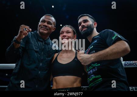 San Juan, Porto Rico. 02 mars 2024. Boxe : poids plume, femmes, combat de championnat du monde, Serrano (Porto Rico) - Meinke (Allemagne). Nina Meinke et un membre de son équipe se tiennent aux côtés de Felix 'Tito' Trinidad (l), ex-boxeur professionnel de Porto Rico. Crédit : Kendall Torres/dpa/Alamy Live News Banque D'Images