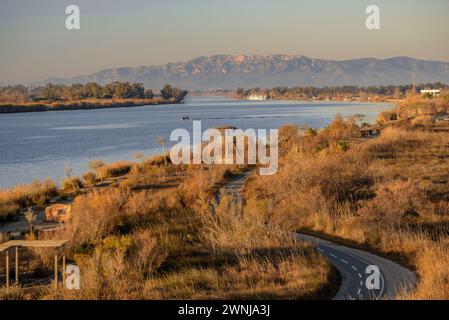 Lever de soleil vu du point de vue de Zigurat regardant vers la rivière Ebre dans le delta de l'Ebre. En arrière-plan, la chaîne de montagnes Montsià (Espagne) Banque D'Images