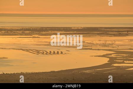 FR : lever de soleil sur la baie de Fangar et le delta de l'Èbre vu du parc éolien Baix Ebre (Tarragone, Catalogne, Espagne) ESP : Amanecer sobre la Bahía del F. Banque D'Images