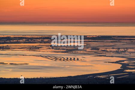 Lever de soleil sur la baie de Fangar et le delta de l'Èbre vu du parc éolien Baix Ebre (Tarragone, Catalogne, Espagne) ESP : Amanecer sobre la Bahía del Fangar Banque D'Images