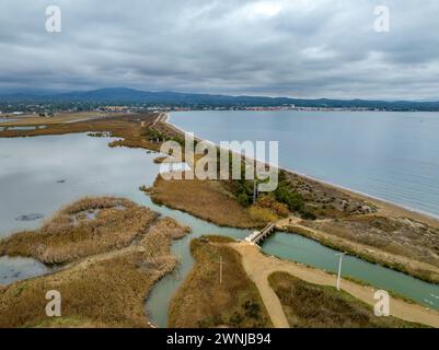 Vue aérienne de l'étang de Bassa de les Olles et de la plage de L'Arenal, au nord du delta de l'Èbre par un matin nuageux d'hiver (Tarragone, Catalogne, Espagne) Banque D'Images