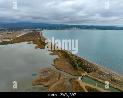 Vue aérienne de l'étang de Bassa de les Olles et de la plage de L'Arenal, au nord du delta de l'Èbre par un matin nuageux d'hiver (Tarragone, Catalogne, Espagne) Banque D'Images