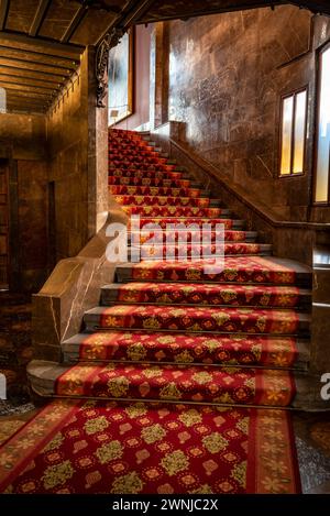 Escalier de l'étage principal du palais Palau Güell verre en arrière-plan (Barcelone, Catalogne, Espagne) ESP : Escalera de acceso al Palacio Güell Banque D'Images