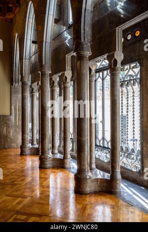 Fenêtres et colonnes avec arcs paraboliques au rez-de-chaussée du palais Palau Güell, une œuvre conçue par Antoni Gaudí (Barcelone, Catalogne, Espagne) Banque D'Images