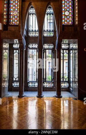 Fenêtres et colonnes avec arcs paraboliques au rez-de-chaussée du palais Palau Güell, une œuvre conçue par Antoni Gaudí (Barcelone, Catalogne, Espagne) Banque D'Images