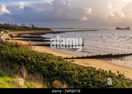 Harwich, Essex, Angleterre, Royaume-Uni - 16 novembre 2022 : matin à Dovercourt Bay et un navire quittant le port de Felixstowe Banque D'Images