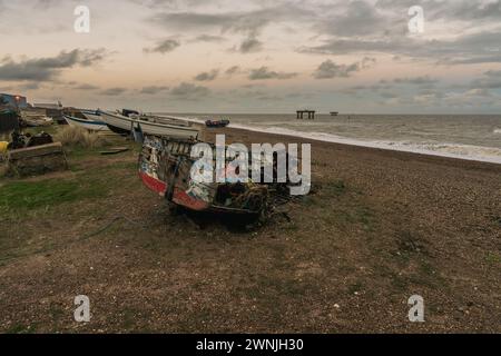 Sizewell, Suffolk, Angleterre, Royaume-Uni - 16 novembre 2022 : bateaux sur la plage et plates-formes offshore en arrière-plan Banque D'Images