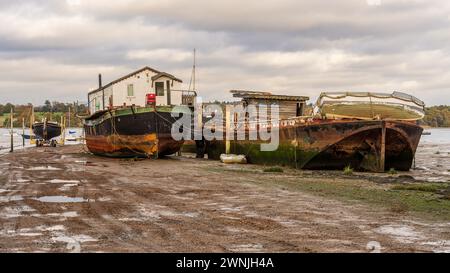 PIN Mill, Suffolk, Angleterre, Royaume-Uni - 22 novembre 2022 : bateaux dans le port à marée basse Banque D'Images