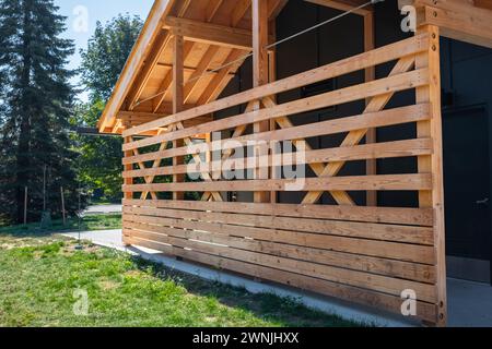 Ossature extérieure d'une nouvelle maison en construction. intérieur de construction de maison neuve avec encadrement exposé. Front of One Story Home in construction, Banque D'Images