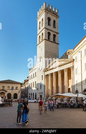 Marché de l'après-midi dans le centre historique d'assise devant les colonnes de la façade de l'église Santa Maria sopra Minerva, Ombrie, Italie Banque D'Images