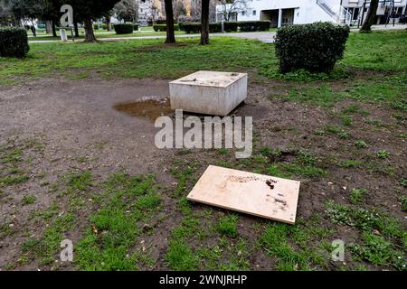 La statue de Bruce Lee a mystérieusement disparu du City Park Zrinjevac à Mostar, Bosnie-Herzégovine, le 3 mars 2024. Les autorités de la ville jusqu'à présent n'ont aucune connaissance de ce qu'advient de la sculpture. Une statue en bronze grandeur nature de Bruce Lee conçue par le sculpteur croate Ivan Fijolic a été dévoilée le 26 novembre 2005 dans le parc municipal de Zrinjski, à l'ouest de Mostar. Photo : Denis Kapetanovic/PIXSELL crédit : Pixsell/Alamy Live News Banque D'Images