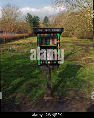 Le cabinet de la petite bibliothèque libre au début de la réserve naturelle de Gallows Hill sur les rives de la rivière Wharfe à la périphérie d'Otley. Banque D'Images