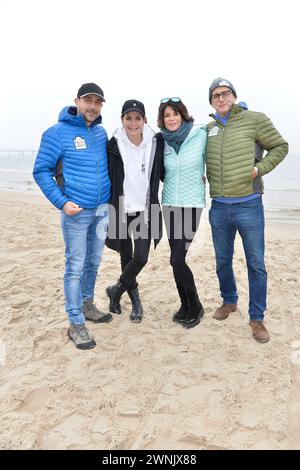 Anja Kling mit Ehemann Oliver Haas sowie Schwester Gerit Kling mit Ehemann Wolfram Becker BEI den Baltic Lights in Heringsdorf auf Usedom 02.03.2024 *** Anja Kling avec son mari Oliver Haas et sa sœur Gerit Kling avec son mari Wolfram Becker aux Baltic Lights in Heringsdorf on Usedom 02 03 2024 Banque D'Images