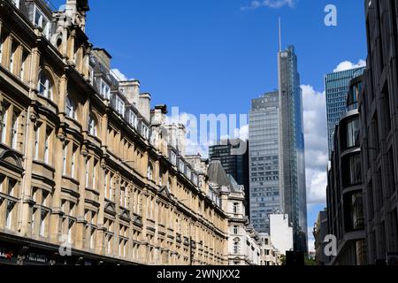 Vue de Salesforce Tower, 110 Bishopsgate, communément appelée Heron Tower, vue depuis le mur de Londres, ville de Londres, Royaume-Uni. 17 juillet 2023 Banque D'Images