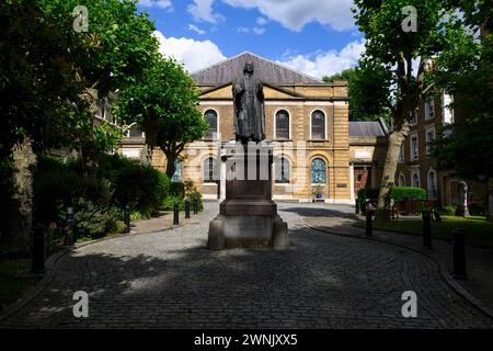 Une statue de John Wesley devant la chapelle méthodiste géorgienne Wesley et la mission Leysian, City Road, City of London, Royaume-Uni. 17 juillet 2023 Banque D'Images