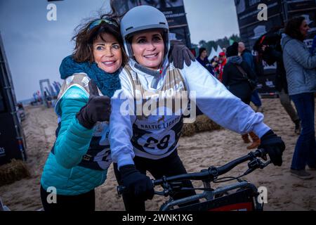 Heringsdorf, Allemagne. 02 mars 2024. Les actrices Gerit (à gauche) et Anja Kling (à droite) encouragent après avoir franchi la ligne d'arrivée à la course de chiens de traîneau « Baltic Lights » sur la plage de la mer Baltique sur l'île d'Usedom. Pour collecter des dons pour Welthungerhilfe, professionnels et célébrités s’affrontent en équipes de 500 huskies sur la plage. Environ 60 000 spectateurs sont attendus à l'événement caritatif de plusieurs jours le week-end. Crédit : Jens Büttner/dpa/Alamy Live News Banque D'Images