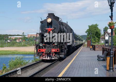 SORTAVALA, RUSSIE - 11 JUIN 2022 : train rétro 'Ruskeala Express avec locomotive à vapeur l-4429 arrive sur la gare Sortavala-Center sur un juin ensoleillé Banque D'Images