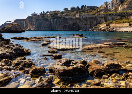 Taormina, Sicile, Italie - 15 février 2023 : rochers et falaises du cap Capo Taormina sur la côte ionienne de Taormina, Giardini Naxos et Villagonia Banque D'Images