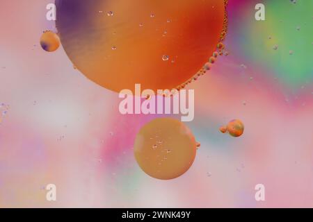 Macro fond abstrait coloré avec des gouttes d'huile dans l'eau Banque D'Images