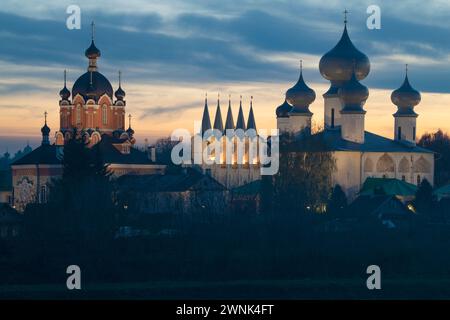 Temples de l'ancien monastère de Tikhvin Assomption sur fond d'un ciel nuageux coucher de soleil sur un crépuscule d'octobre. Oblast de Leningrad, Russie Banque D'Images