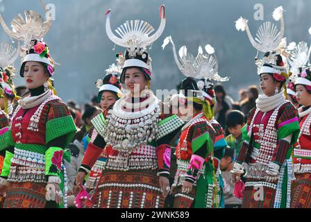 Kaili, province chinoise du Guizhou. 2 mars 2024. Les filles du groupe ethnique Miao exécutent une danse pour célébrer le festival Gannangxiang à Kaili, Qiandongnan Miao et dans la préfecture autonome de Dong, dans la province du Guizhou, au sud-ouest de la Chine, le 2 mars 2024. À Kaili, les Miao de souche locale ont pour coutume d'enfiler leur tenue traditionnelle et de jouer Lusheng, un instrument de musique traditionnel, pour se réjouir du festival annuel de Gannangxiang, une célébration historique dans la province de Guizhou. Crédit : Yang Wenbin/Xinhua/Alamy Live News Banque D'Images