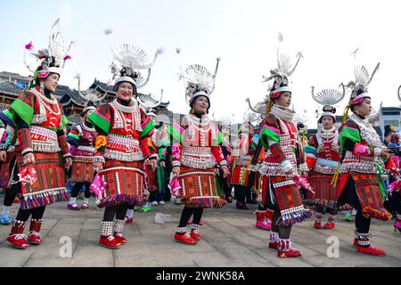 Kaili, province chinoise du Guizhou. 2 mars 2024. Les filles du groupe ethnique Miao exécutent une danse pour célébrer le festival Gannangxiang à Kaili, Qiandongnan Miao et dans la préfecture autonome de Dong, dans la province du Guizhou, au sud-ouest de la Chine, le 2 mars 2024. À Kaili, les Miao de souche locale ont pour coutume d'enfiler leur tenue traditionnelle et de jouer Lusheng, un instrument de musique traditionnel, pour se réjouir du festival annuel de Gannangxiang, une célébration historique dans la province de Guizhou. Crédit : Yang Wenbin/Xinhua/Alamy Live News Banque D'Images