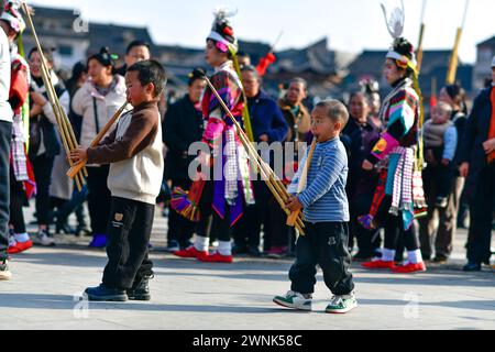 Kaili, province chinoise du Guizhou. 2 mars 2024. Les enfants interprètent Lusheng, un instrument de musique traditionnel, pour célébrer le festival Gannangxiang à Kaili, Qiandongnan Miao et dans la préfecture autonome de Dong, dans la province du Guizhou au sud-ouest de la Chine, le 2 mars 2024. À Kaili, les Miao de l'ethnie locale ont pour coutume d'enfiler leur tenue traditionnelle et de jouer à Lusheng pour se réjouir du festival annuel de Gannangxiang, une célébration historique dans la province du Guizhou. Crédit : Yang Wenbin/Xinhua/Alamy Live News Banque D'Images