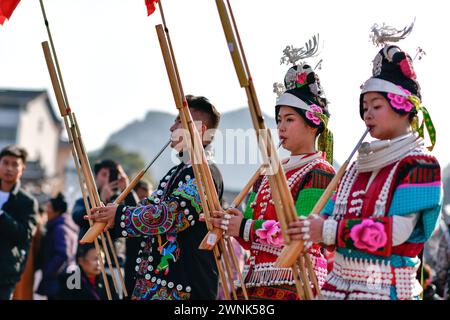 Kaili, province chinoise du Guizhou. 2 mars 2024. Les filles du groupe ethnique Miao interprètent Lusheng, un instrument de musique traditionnel, à l'occasion du festival Gannangxiang à Kaili, Qiandongnan Miao et dans la préfecture autonome de Dong, dans la province du Guizhou du sud-ouest de la Chine, le 2 mars 2024. À Kaili, les Miao de l'ethnie locale ont pour coutume d'enfiler leur tenue traditionnelle et de jouer à Lusheng pour se réjouir du festival annuel de Gannangxiang, une célébration historique dans la province du Guizhou. Crédit : Yang Wenbin/Xinhua/Alamy Live News Banque D'Images