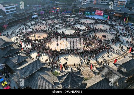 Kaili. 2 mars 2024. Une photo prise par un drone aérien le 2 mars 2024 montre des gens de l'ethnie Miao célébrant le festival Gannangxiang, à Kaili, Qiandongnan Miao et dans la préfecture autonome de Dong, dans la province du Guizhou, au sud-ouest de la Chine. À Kaili, les Miao de souche locale ont pour coutume d'enfiler leur tenue traditionnelle et de jouer Lusheng, un instrument de musique traditionnel, pour se réjouir du festival annuel de Gannangxiang, une célébration historique dans la province de Guizhou. Crédit : Yang Wenbin/Xinhua/Alamy Live News Banque D'Images