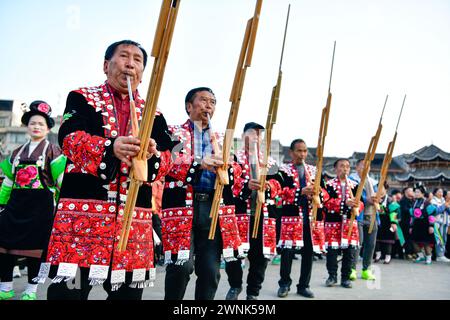 Kaili, province chinoise du Guizhou. 2 mars 2024. Les membres de l'ethnie Miao interprètent Lusheng, un instrument de musique traditionnel, pour célébrer le festival Gannangxiang à Kaili, Qiandongnan Miao et dans la préfecture autonome de Dong, dans la province du Guizhou du sud-ouest de la Chine, le 2 mars 2024. À Kaili, les Miao de l'ethnie locale ont pour coutume d'enfiler leur tenue traditionnelle et de jouer à Lusheng pour se réjouir du festival annuel de Gannangxiang, une célébration historique dans la province du Guizhou. Crédit : Yang Wenbin/Xinhua/Alamy Live News Banque D'Images